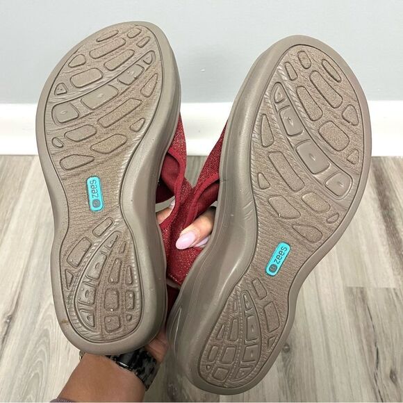 Bzees Sandals Women’s 10W Delicious Red and Tan Wedge Adjustable Strap - Picture 6 of 7